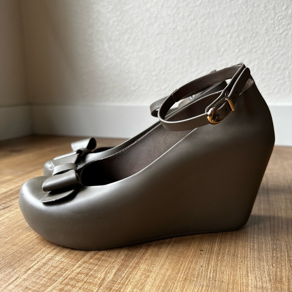 MELISSA- Toffee Apple Wedges with Bow in Grey